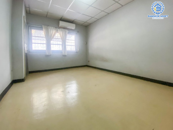 *****ทาวน์โฮมมือสอง ย่านกรุงเทพฯ ม.ซื่อตรง เสนานิคม1 ทาวน์โฮม 3 ชั้น เนื้อที่ 22.5 ตร.ว. ฟังก์ชัน 4 ห้องนอน 3 ห้องน้ำ จอดรถได้ 1 คัน เดินทางสะดวก เข้า-ออกได้หลายเส้นทาง ทั้ง ถ.พหลโยธิน, ถ.เกษตร-นวมินทร์, ถ.งามวงศ์วาน ใกล้รถไฟฟ้า "สถานีเสนานิคม"